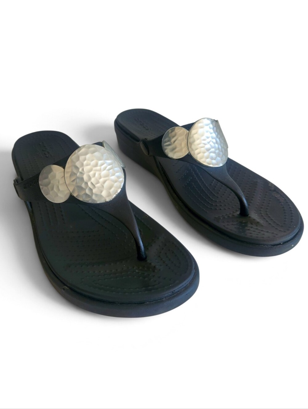 Crocs Sanrah Dual Comfort Hammered Metallic Circle Wedge Sandals Black Size 10